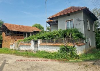 Самостоятелна къща с. Микре, Угърчин - фото 1