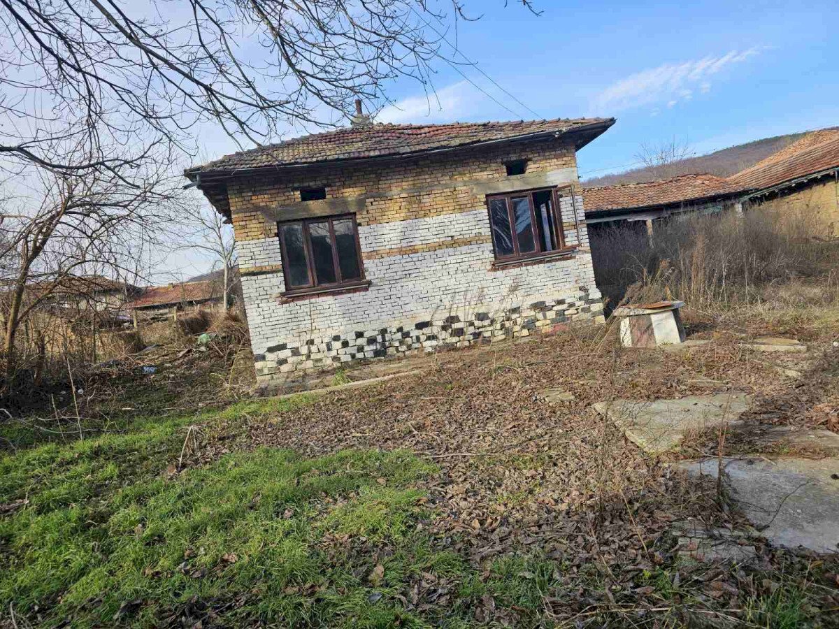 Самостоятелна къща с. Веселиново, Смядово - фото 1