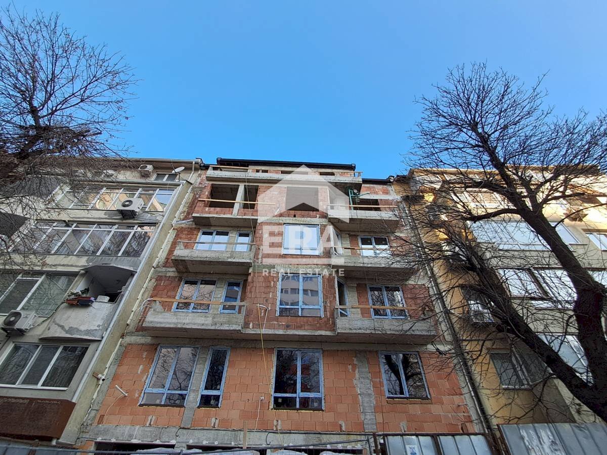Тристаен Варна (квартал Лк Тракия) - фото 1