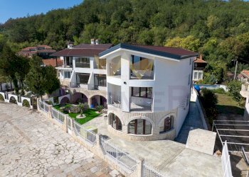 Independent house Balchik - photo 1