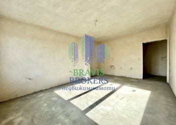 Тристаен Възраждане 1, Варна - фото 1