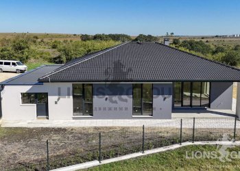 Independent house Suvorovo - photo 1