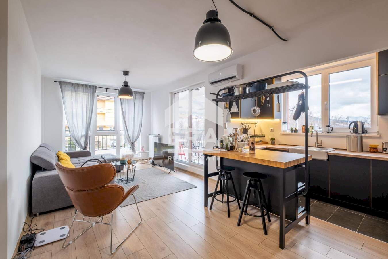 Three-room apartment Sofia (neighborhood Кръстова вада) - photo 1
