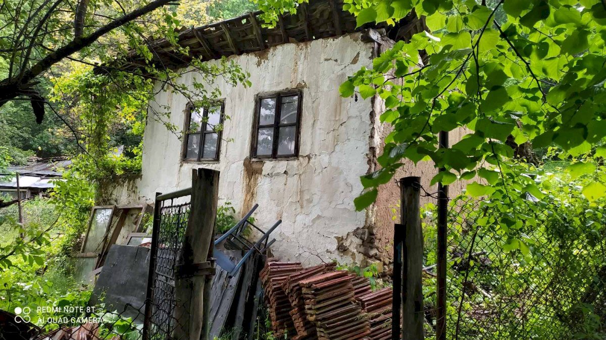 Самостоятелна къща с. Пещера, Земен - фото 1