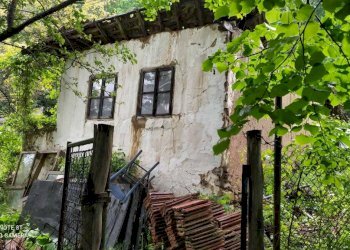 Самостоятелна къща с. Пещера, Земен - фото 1