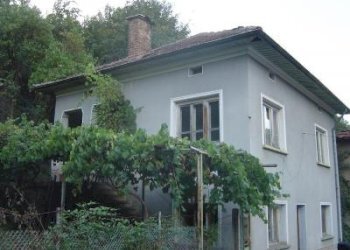 Самостоятелна къща с. Лопян, Етрополе - фото 1