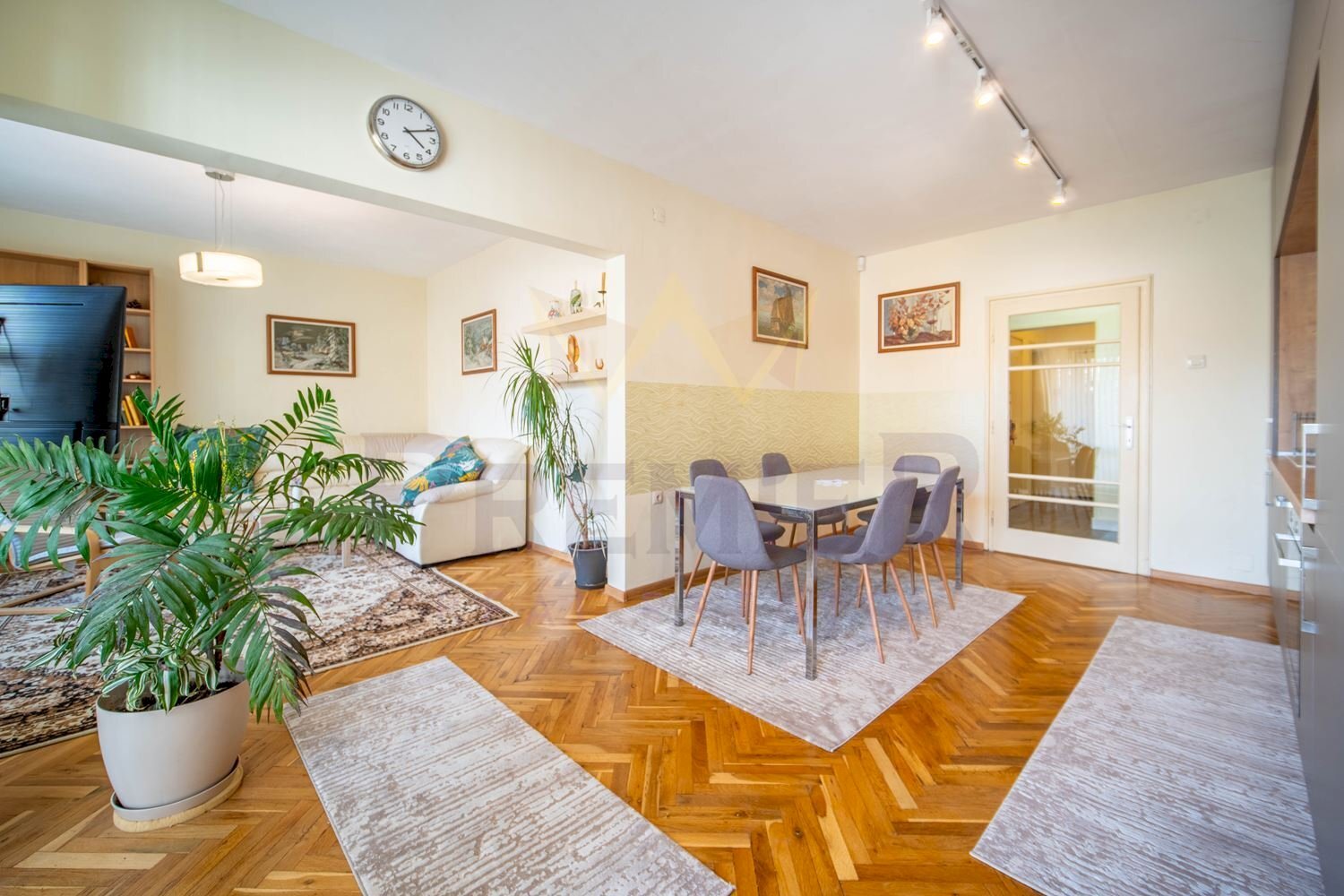 Three-room apartment Varna (neighborhood Общината) - photo 1