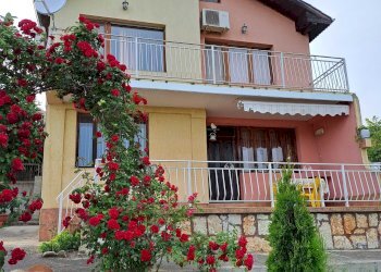 Independent house Balchik - photo 1
