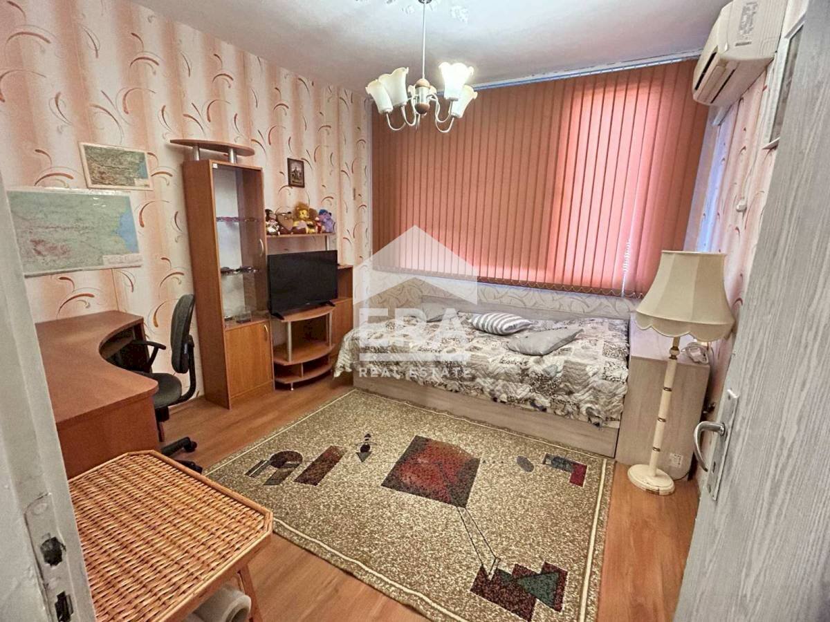 Тристаен Ямбол (квартал Център) - фото 1