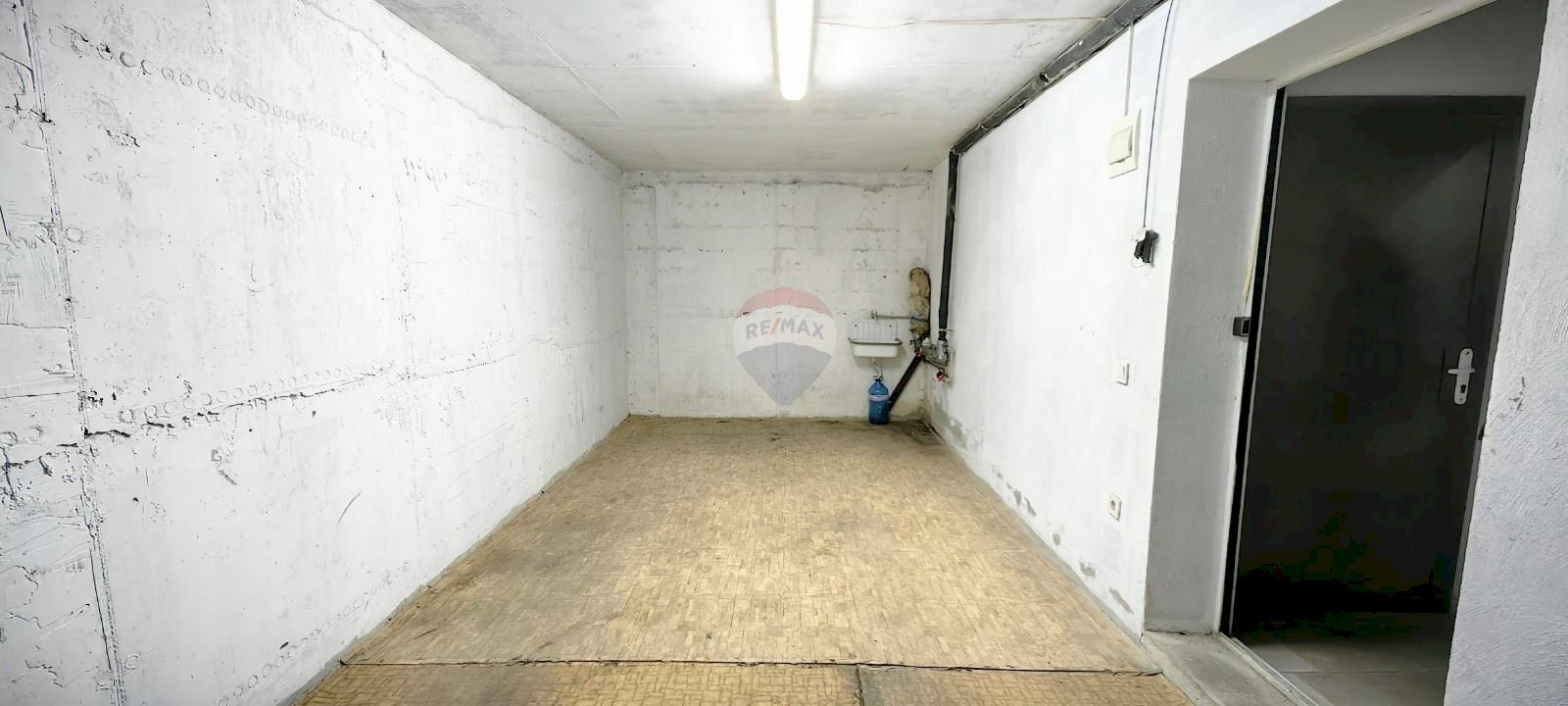 Parking space Varna (neighborhood Колхозен пазар) - photo 1